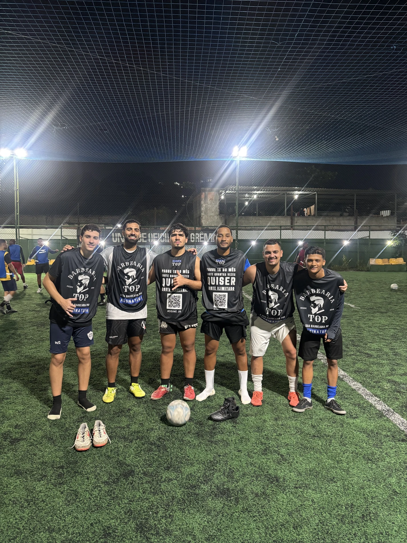 Assinantes da Barbearia TOP reunidos no campo